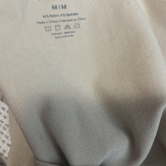 Two fitted tanks tops nude and black - Picture 3 of 4